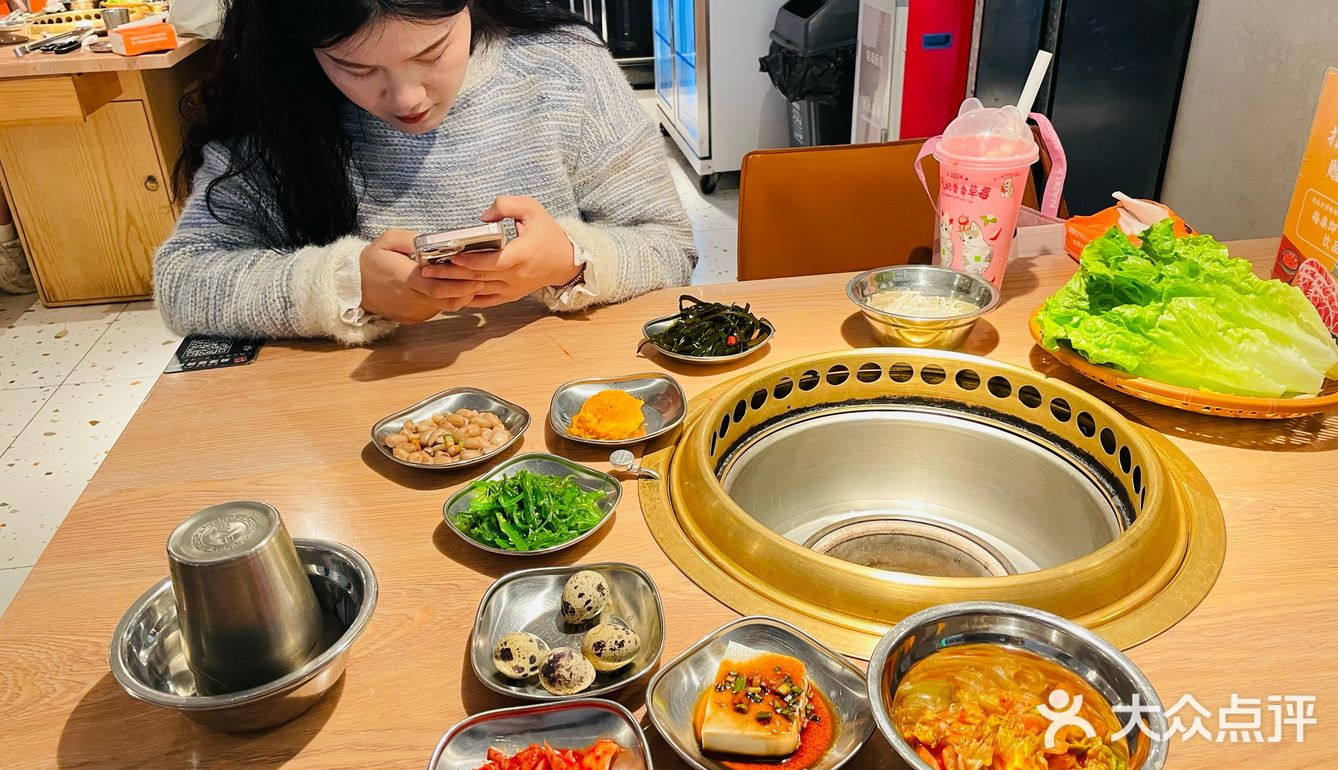 起风降温该咋办？小姐姐说没有比这样吃一顿烤肉更带劲儿的了！