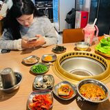 起风降温该咋办？小姐姐说没有比这样吃一顿烤肉更带劲儿的了！