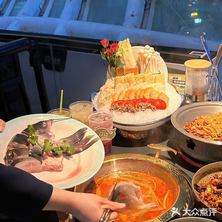 贵阳海豚广场的苗寨酸汤鱼夜景美到尖叫!