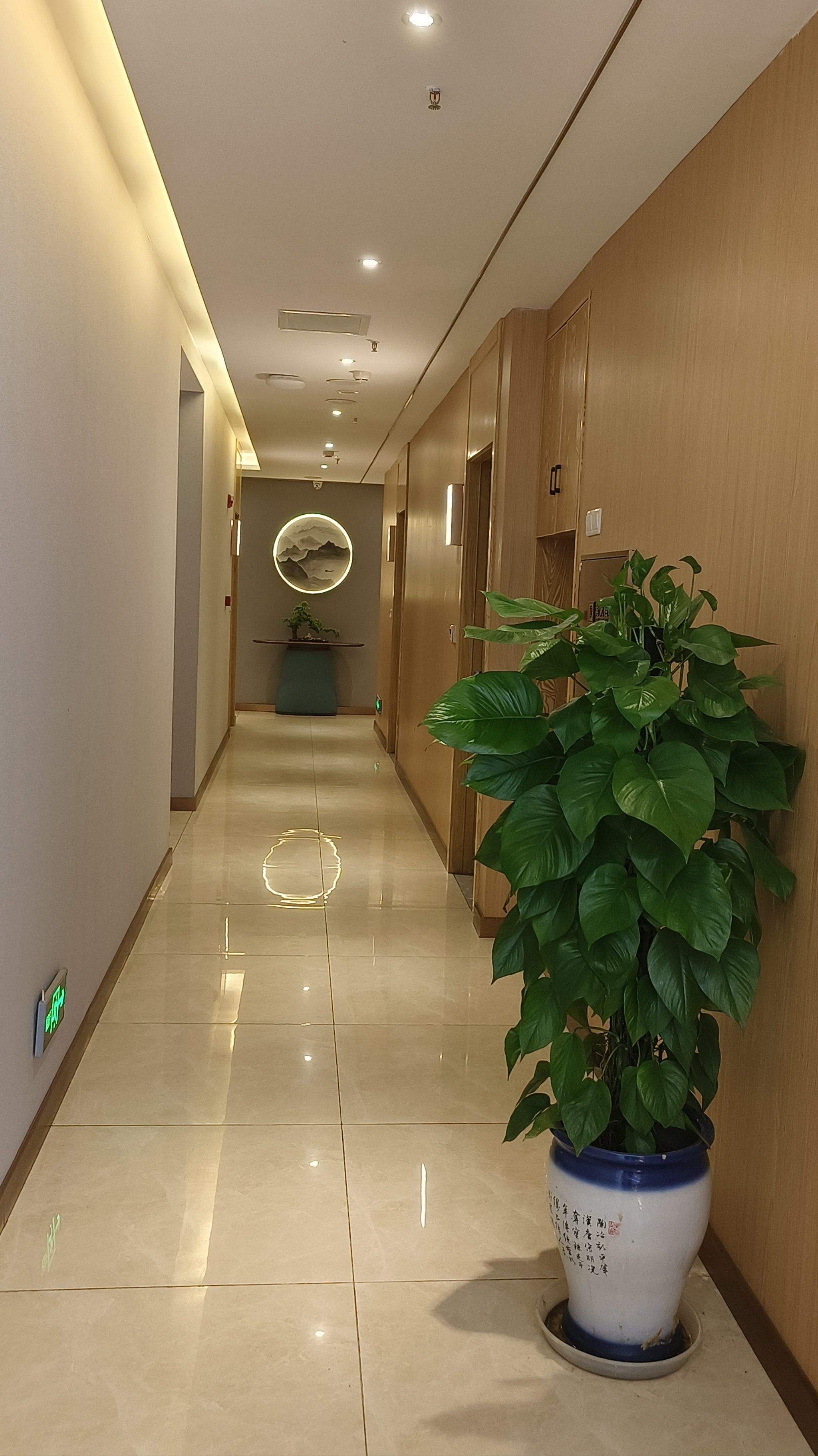 渝富桥这家酒店,当你一走进店里