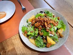 烤菠萝色拉-Golden Lily河内巴黎法越料理餐厅(建国西路店)