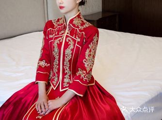 撞色秀禾，红色代表吉祥，金色代表富贵福禄，色彩拼接