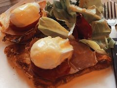班尼迪克蛋-Common Table · Brunch & Coffee