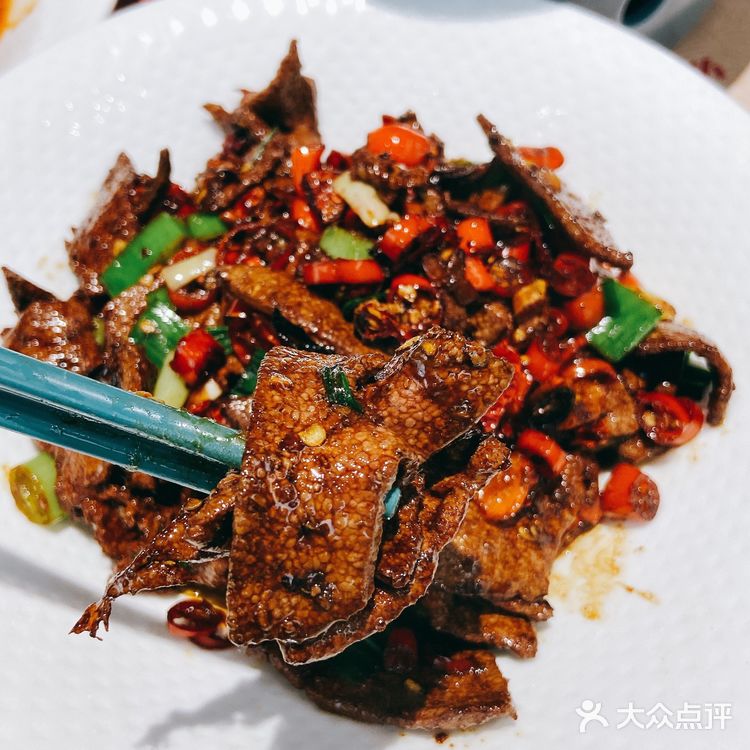 他家的食材非常新鲜 听说这里的厨师都是在十年之上