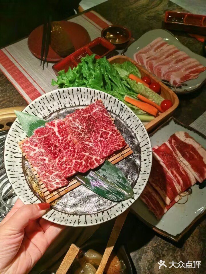 真的有人下了高铁来这家吃烤肉耶!