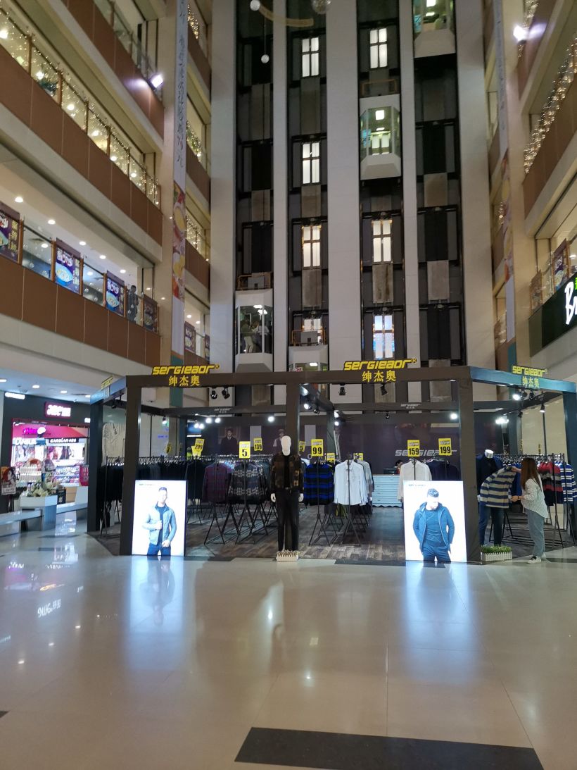 店名:天虹百货(万象城店) 地址:工业路378号 环境:商场非常大,宽敞