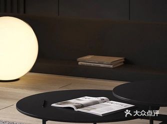 镜子顶部安装了灯带照明 门边极简的黑色线条晾衣架结构