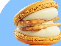 撞色玫瑰鹿卡龙-瑞幸咖啡(东海缤纷天地店)