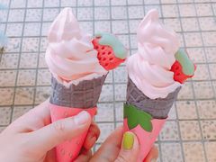 草莓牛奶华夫筒-麦当劳(龙阳路店)