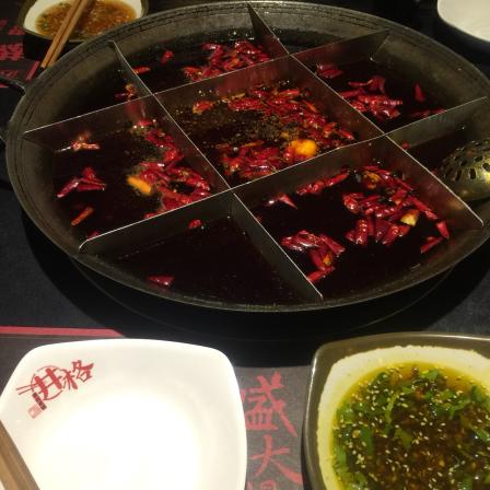 井格重庆火锅(悠唐店)-"巴蜀牛肉好吃 耗儿鱼太大块儿肉比较死 其.