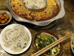 -渝嘴小老弟老火锅(华新村店)