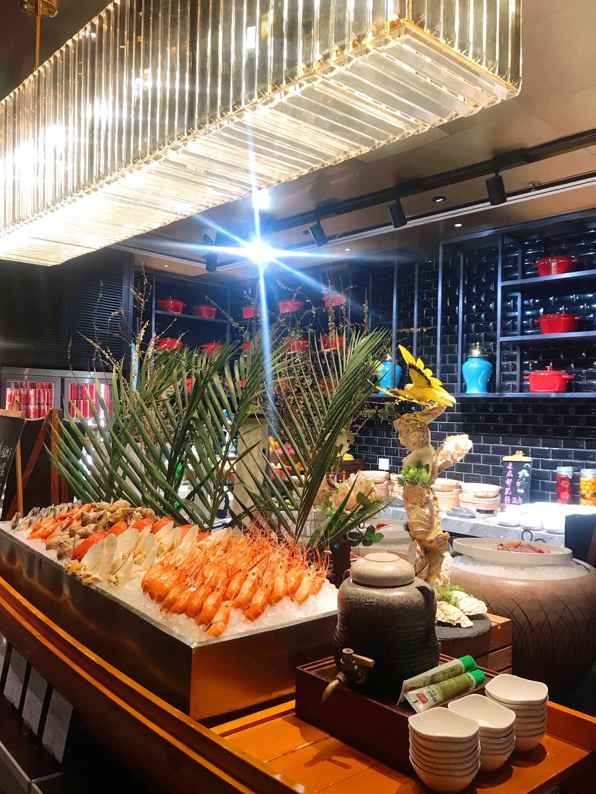 唐华华邑酒店自助餐厅,位于一楼大厅右侧,位置很好找,环境和服务都不