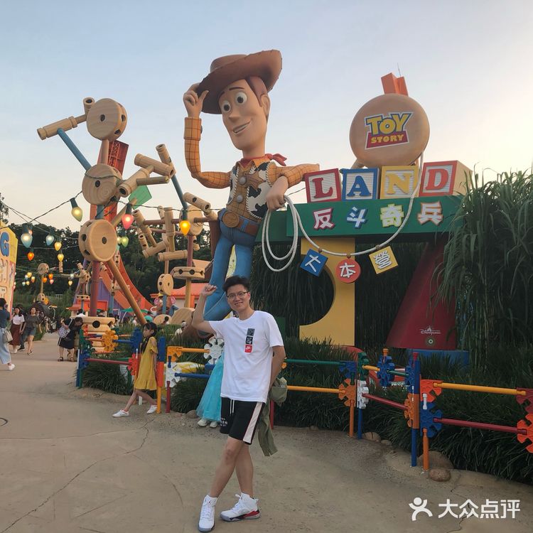 吃完晚饭 接着去看看夜景 还有体验了最刺激的星际穿越