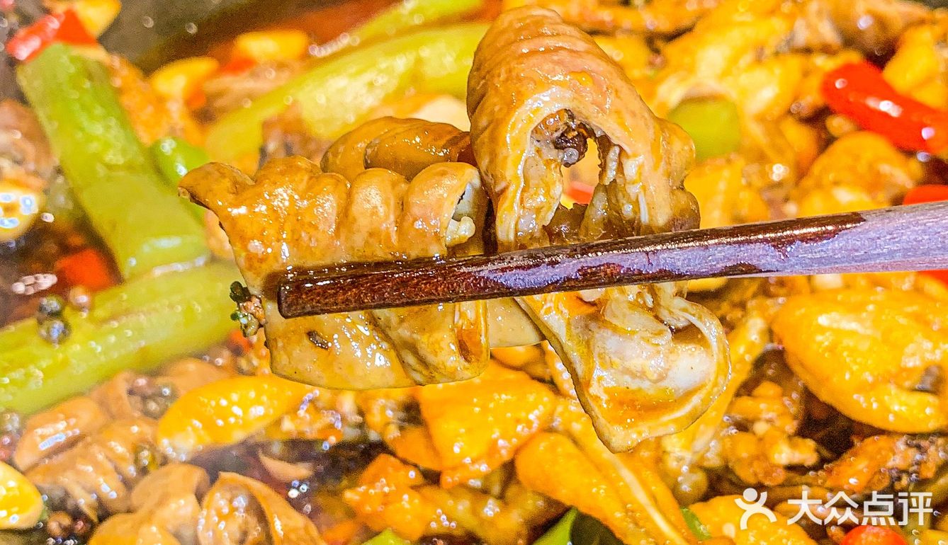 东莞火锅｜西平的地摊肥肠牛蛙锅敲配饭哎🔥