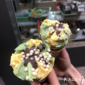 我好像是第一次吃巧乐滋的脆皮筒，这个实在冻太久了……