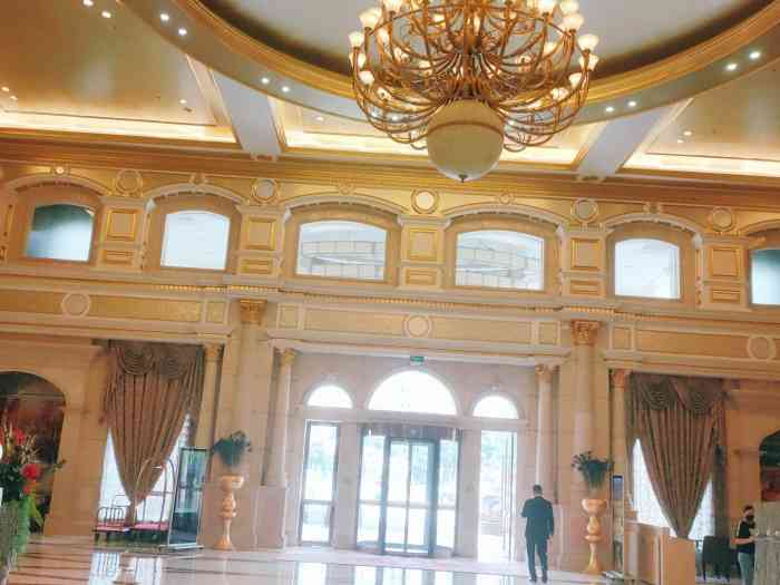 佛山金禧国际大酒店-"房间价格贵,环境差,太老气的风格,一个字.