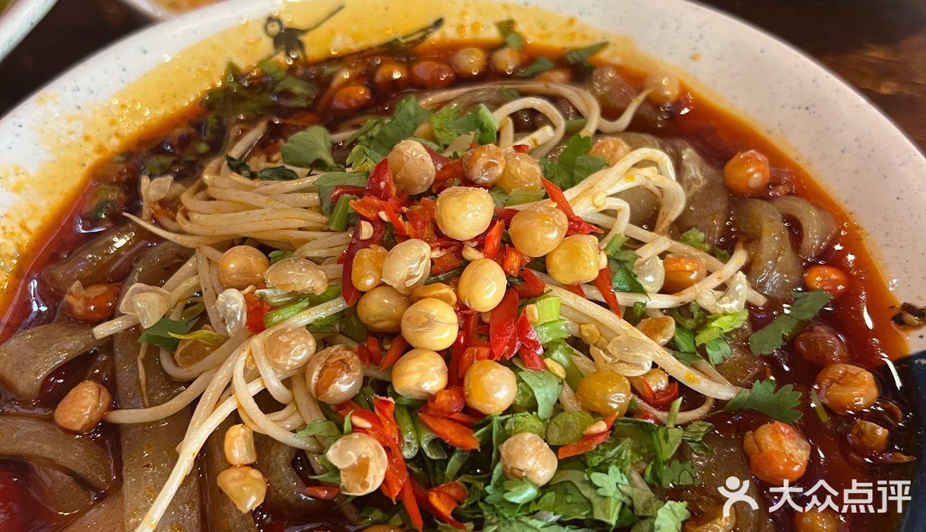 这家串串店的米凉粉还不错～
