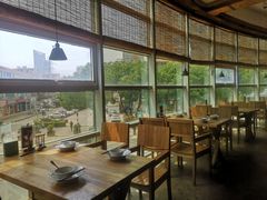 靠窗位-蜜桃餐厅·伴山(湖滨商业街店)