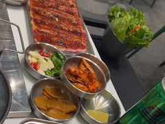 -山野的朋友露营炭火烤肉