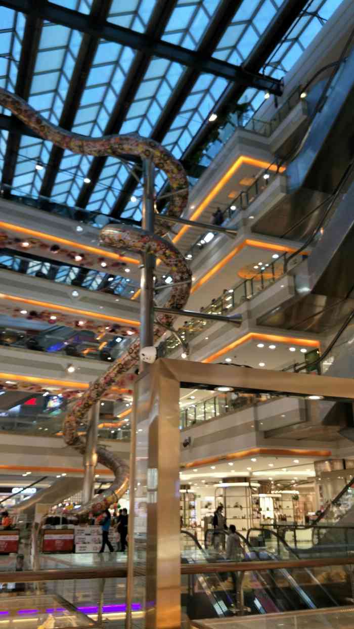 巴黎春天浦建路店是塘桥板块的一家巴黎春天百货门店,隶属于香港新