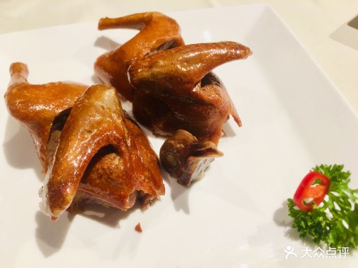 利苑(iapm店)玻璃脆皮乳鸽图片
