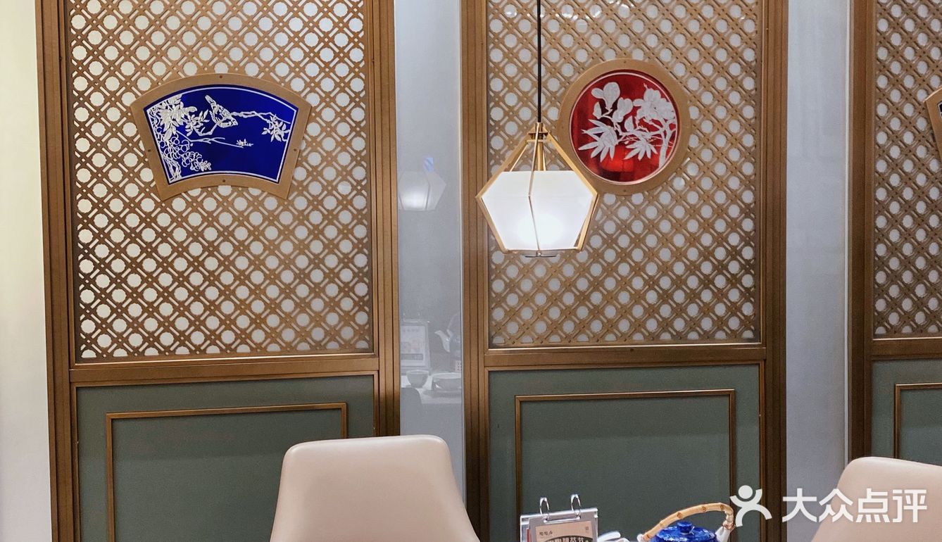 上菜好快，店员姐姐会主动帮我们切好，比较贴心