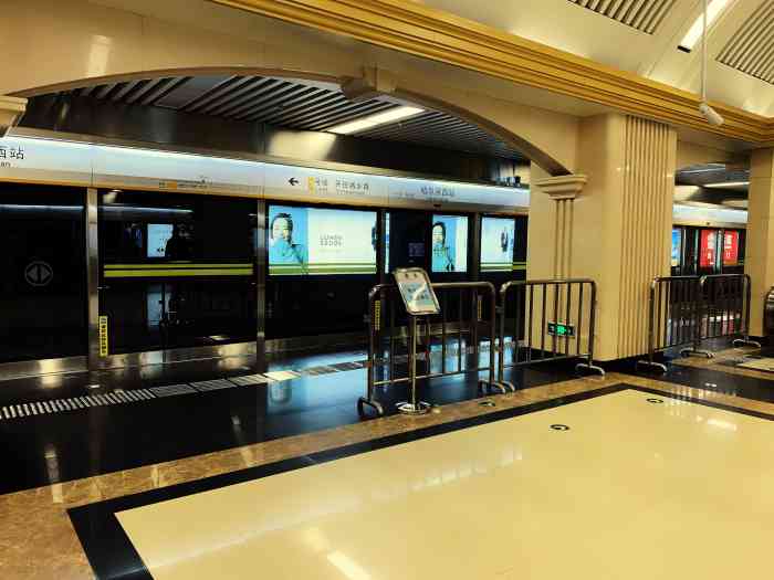 哈尔滨西站(地铁站)-"第一次感受地铁上竟然没有那么多人,感觉哈.