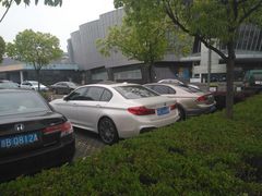 -上海大学生体育中心-游泳馆停车场