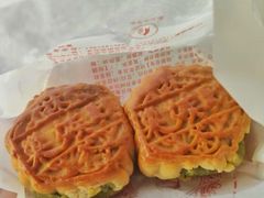抹茶蛋黄月饼-巢娭毑月饼店(洞井路店)