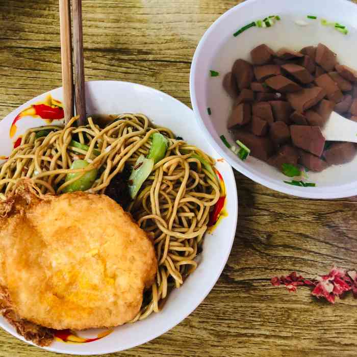 哥们的老婆住芜湖推荐这家炒面好吃的而价格便宜正好我们去方特水上