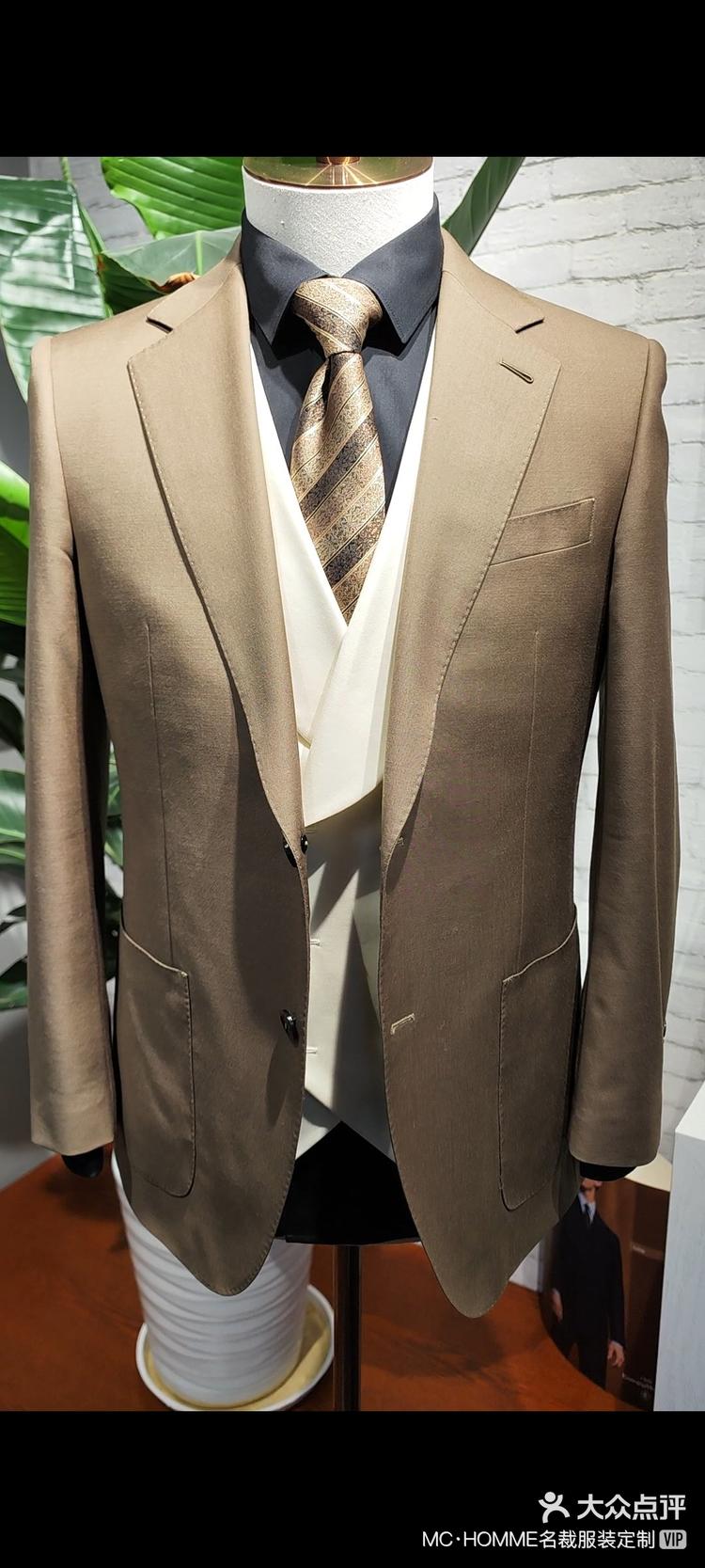 提到深咖色西装,大家肯定会想到一种成熟,-大众点评