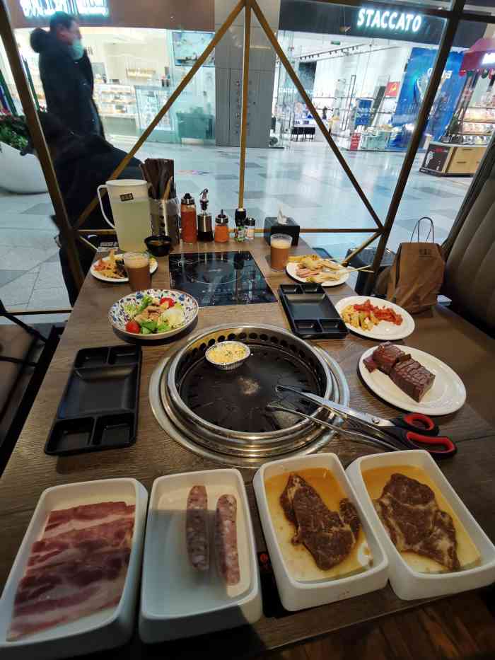 火炉火自助餐(荟聚宜家店"这家的芝士排骨火锅超级好吃,而且主食