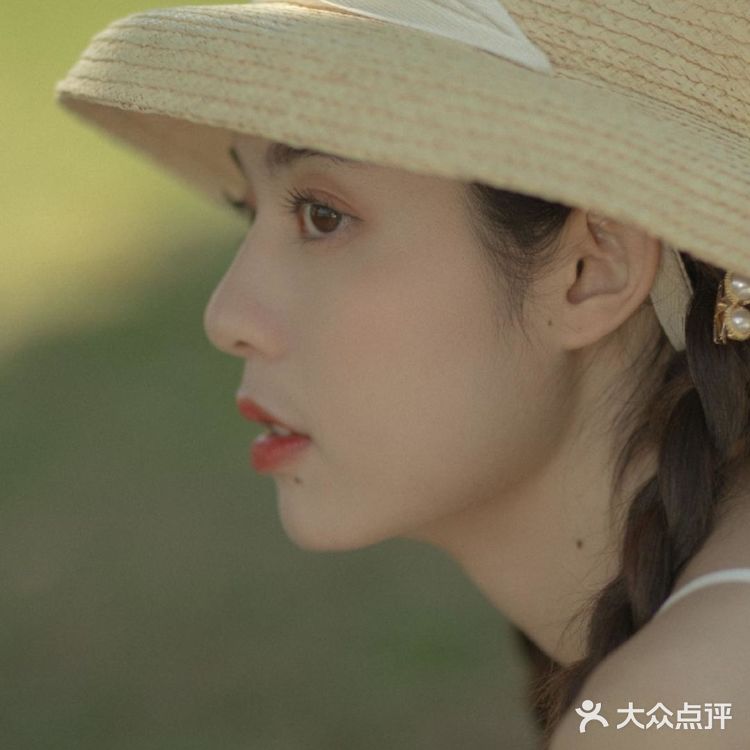 电影《情人》的女主角既视感