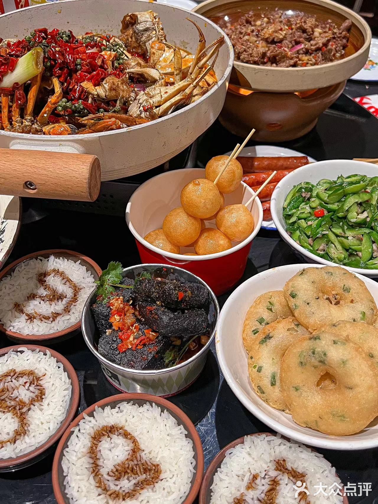 这里有长沙最丰富的小吃，藤椒大闸蟹入味