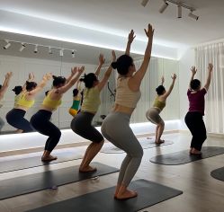 -闺蜜瑜伽·普拉提女性塑形馆