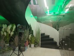 -LESSMORE科技头皮理容中心