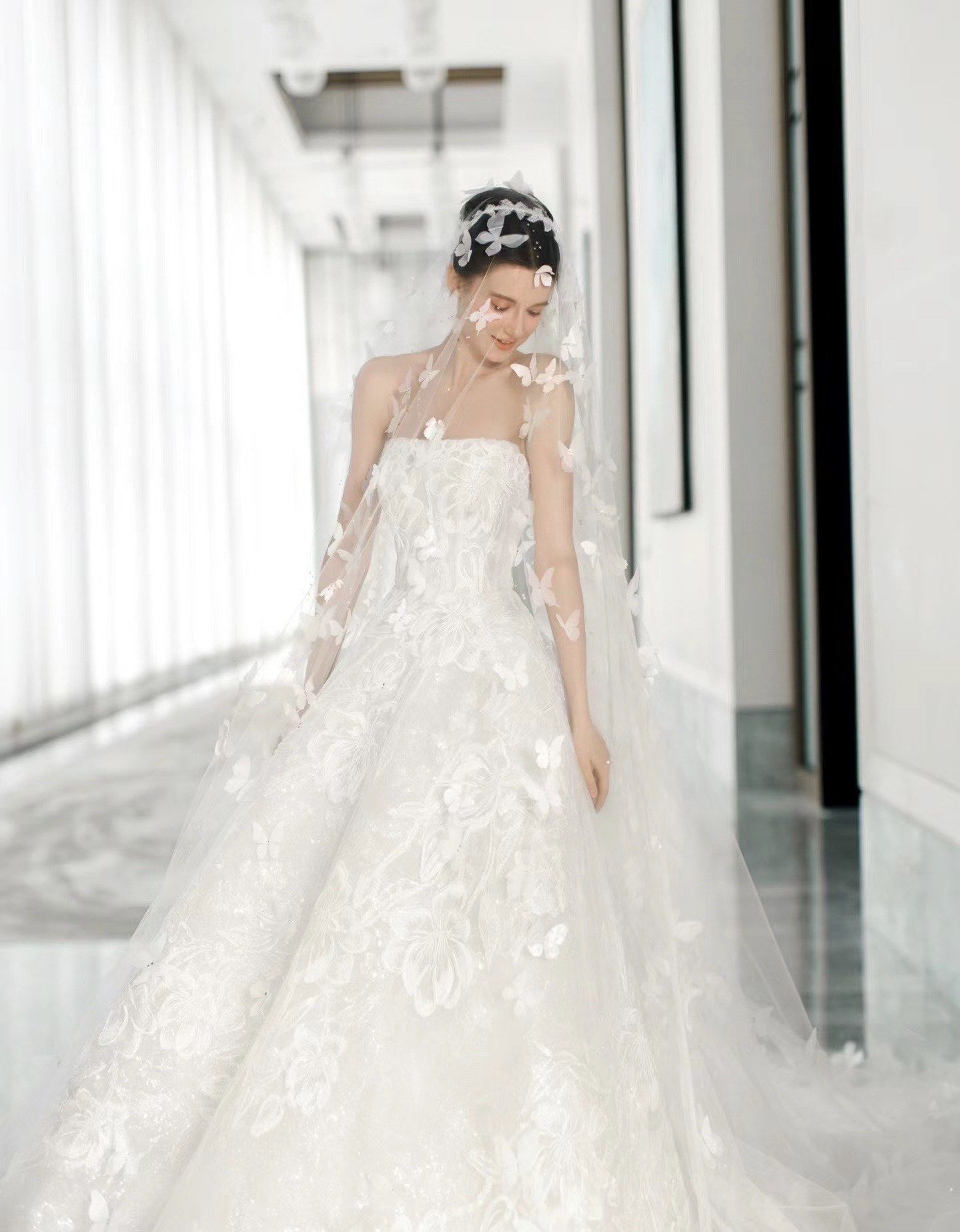 清透长拖尾头纱 搭配纯白的蕾丝婚纱