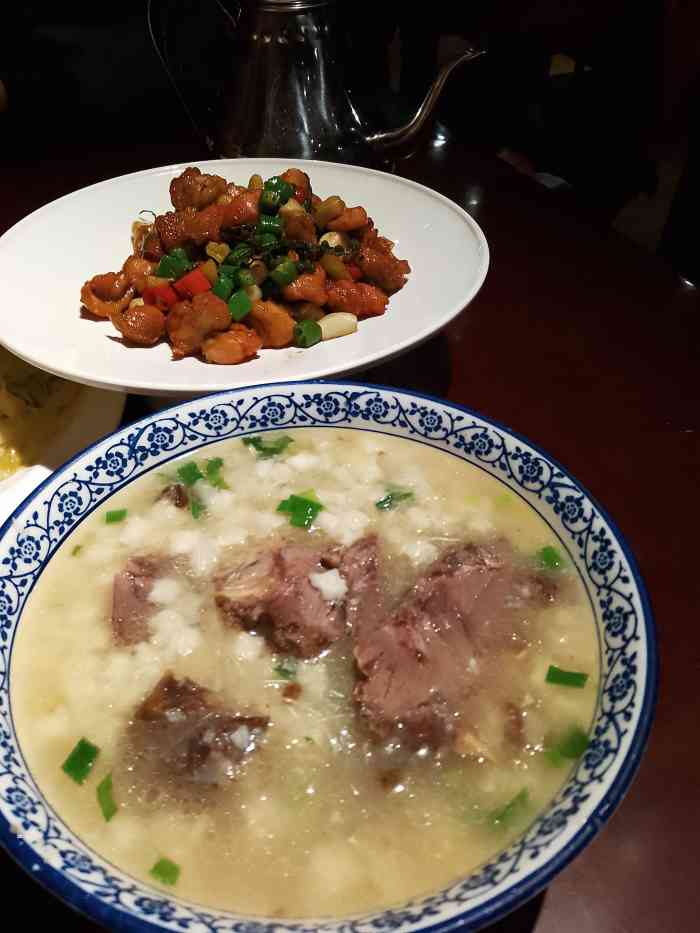 點了兩碗羊肉泡饃,味道還好 本來想點烤串,但是五點才能供應,來太早了