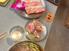 -围炉肉舍•炭烤活鳗•丹东海鲜烤肉(步行街店)