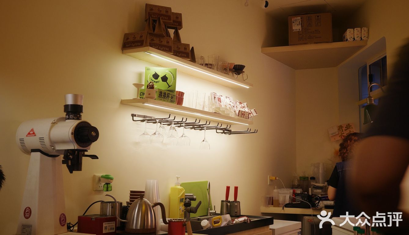 雨天里穿过漫画里行驶而来的蒸汽列车🚂咖啡屋