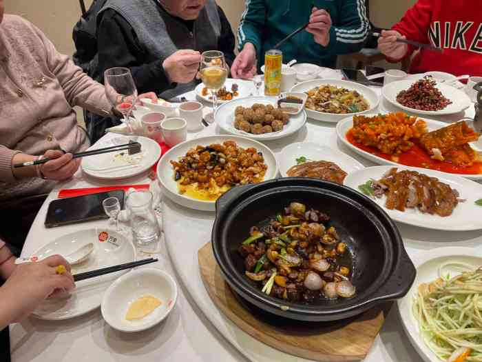 万荣烤鸭店富康路店位于昌平五中南边韩景台对面里面两层一楼大厅很大