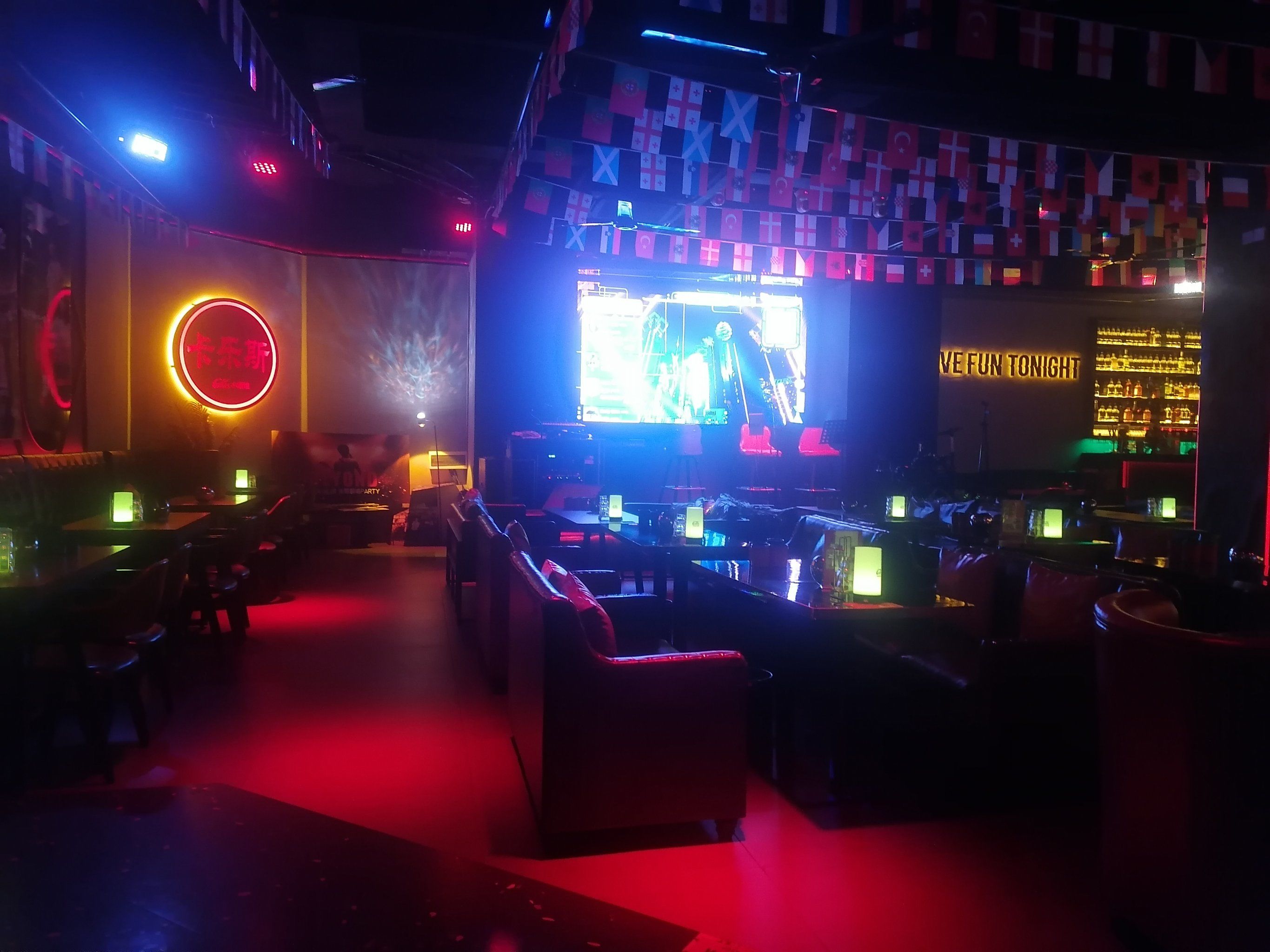 驻场歌手更是一大亮点,歌声悠扬,为夜晚增添了别样魅力.