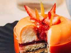 葡萄柚草莓萨伐仑松饼-潮一不贰·法式甜品·生日蛋糕·西式简餐(外滩店)