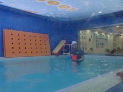 -蓝鲸奇亲子游泳俱乐部