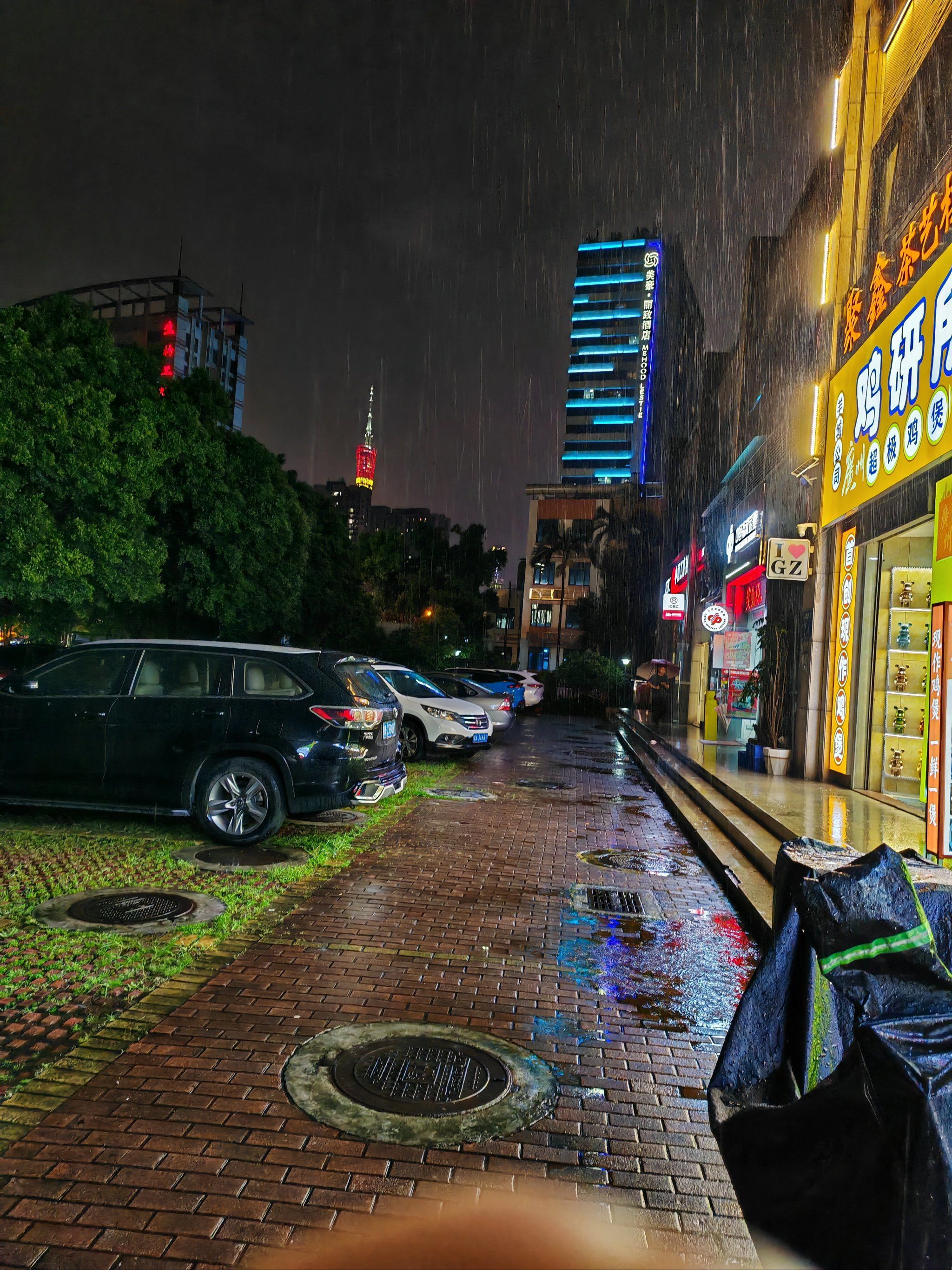 大雨中的城市一角