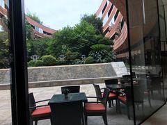 堂外咖啡椅-上海衡山路十二号华邑酒店