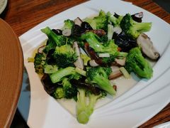西兰花木耳炒香菇-呱呱叫民俗风味主题餐厅(沣峪口店)