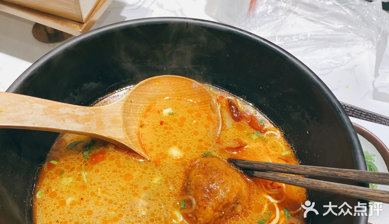 牛汤哥吃面也喝汤[调皮]