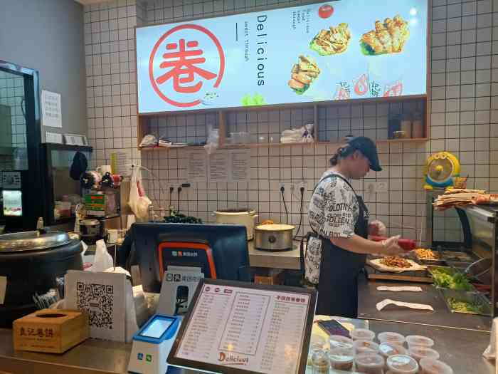 对于我这个吃货来说,每次路过卷饼店都是必买的,店员也都不一样,是家