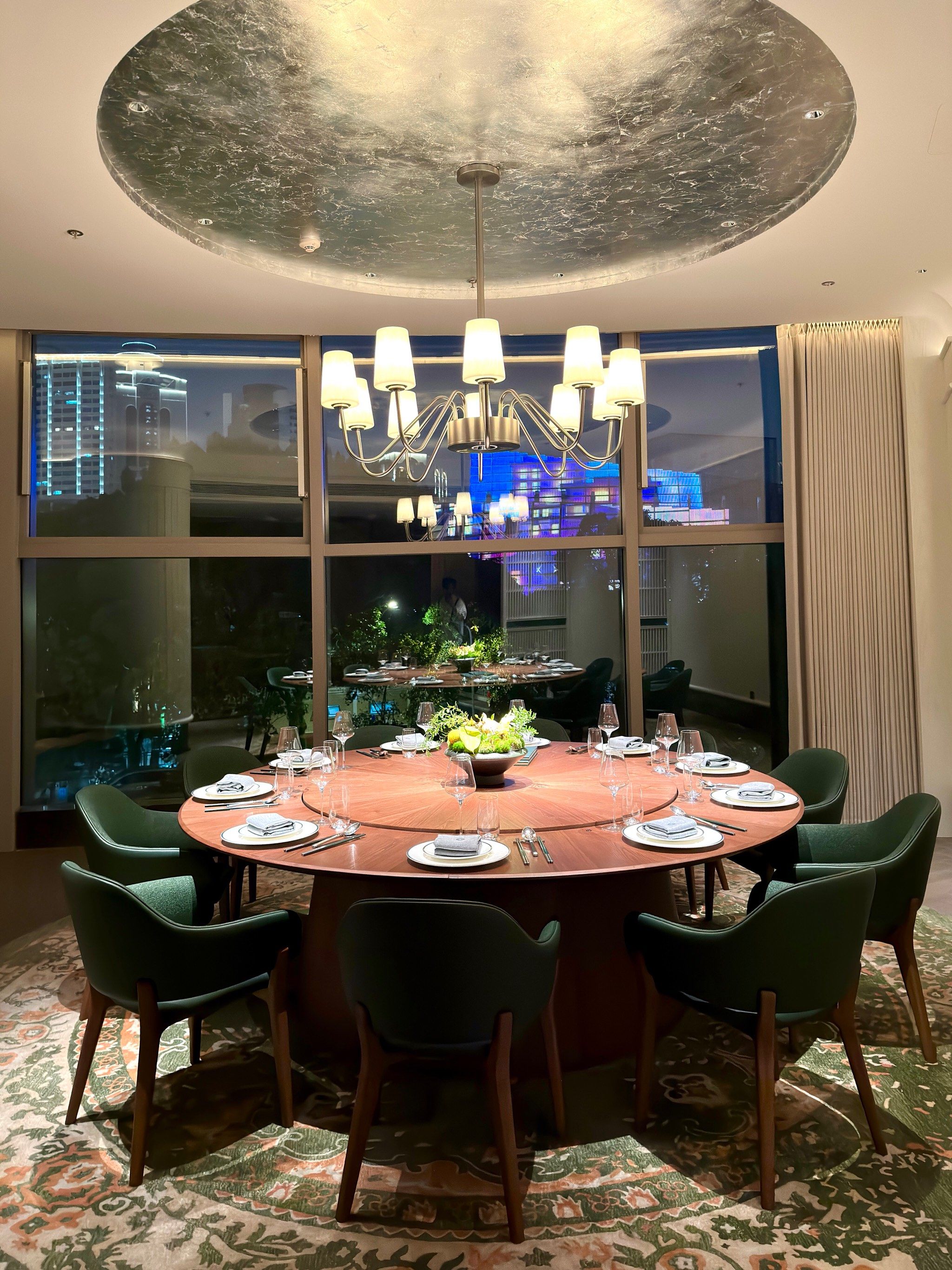 八匚汇新开了家闽南菜餐厅
环境满满高级感
大落地窗,一览白塔